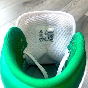 Youth Jordan 1 Mid. WHITE/NEUTRAL GREY-LUCKY GREEN